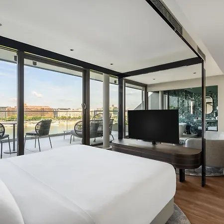 Leon & Lounge 4*