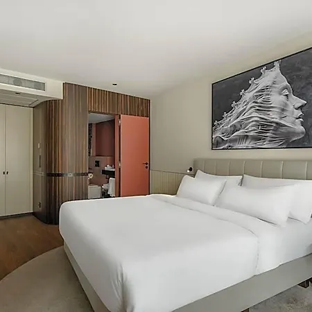 Leon & Lounge 4*