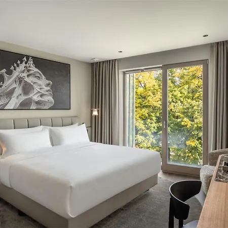 Отель Leon & Lounge 4*